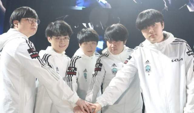 不断吸引着 不断吸引着